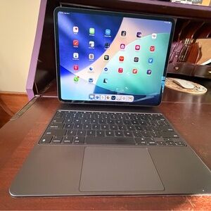 Apple Magic Keyboard for iPad Pro 13” (2024) – Space Black – Excellent Condition